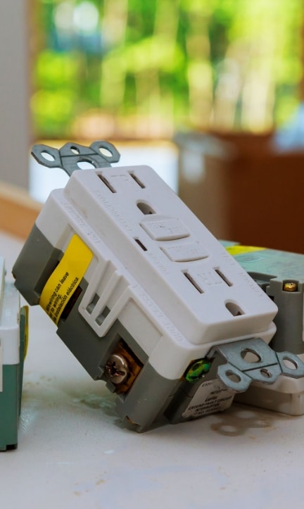 outlet-siiting-on-table